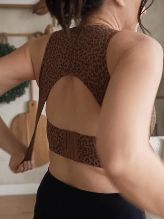 Animazione: Jelly Soft Animalier marrone indossato, vista di schiena, la modella raggiunge e chiude la fascia con ganci