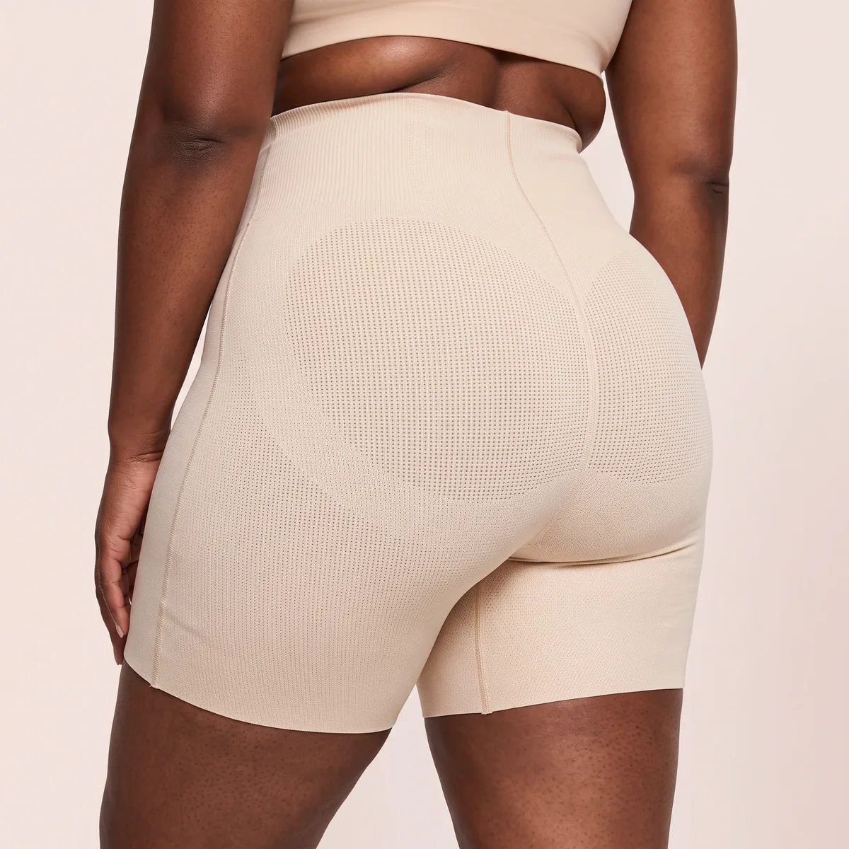 Linea Beige indossato, vista di schiena dalla metà della schiena alla metà della coscia